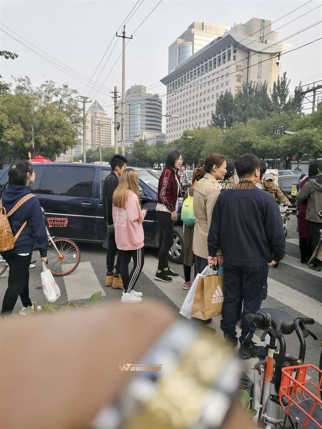 图片[3]-美臀紧身瑜珈裤 内内勒痕若隐若现-街拍流行馆