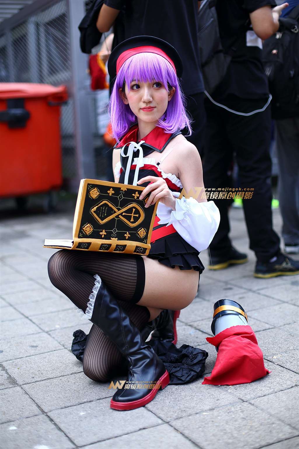 图片[3]-手捧魔法书的少女cosplay-街拍流行馆