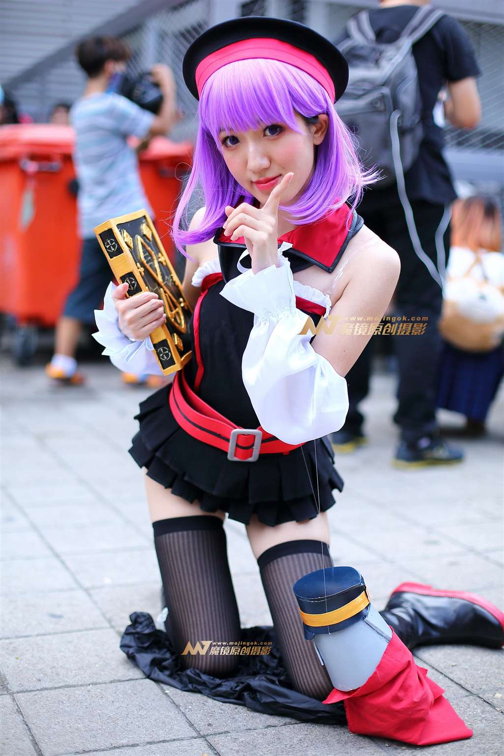 手捧魔法书的少女cosplay-街拍流行馆