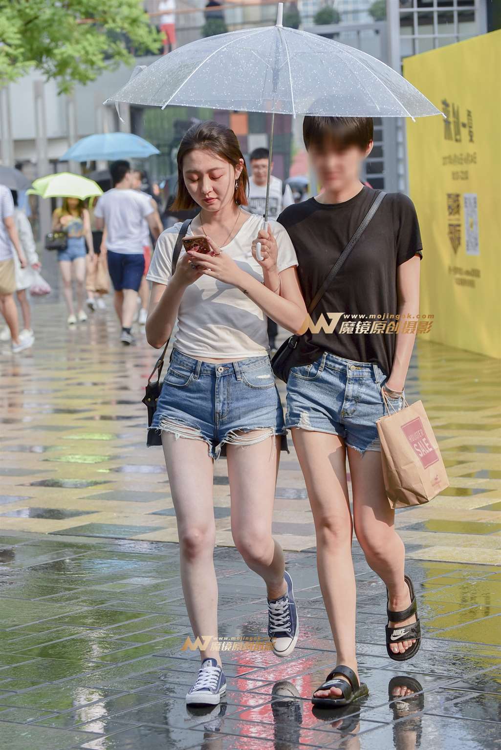 雨后热裤长腿美女-街拍流行馆