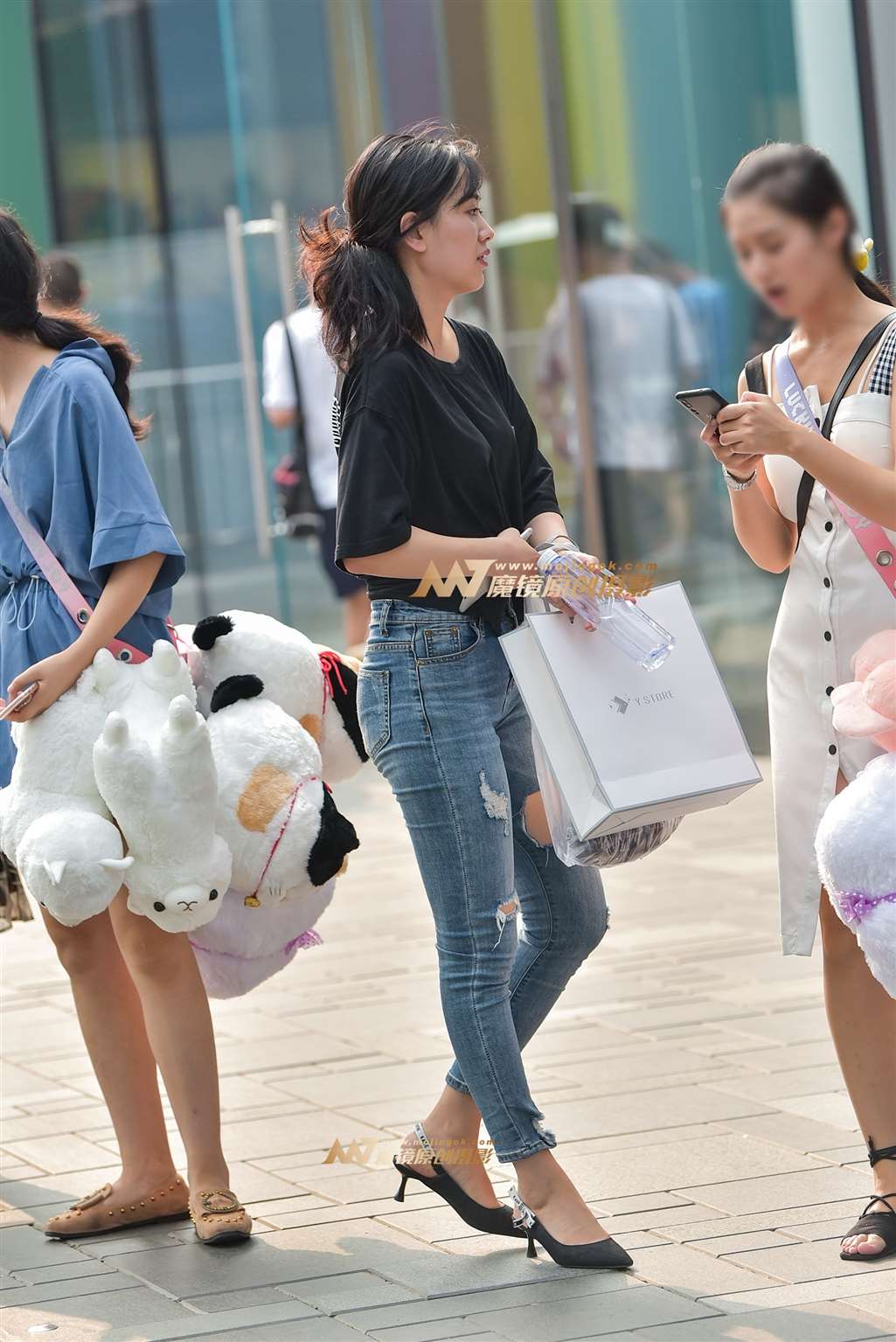图片[3]-蓝色仔裤少妇-街拍流行馆