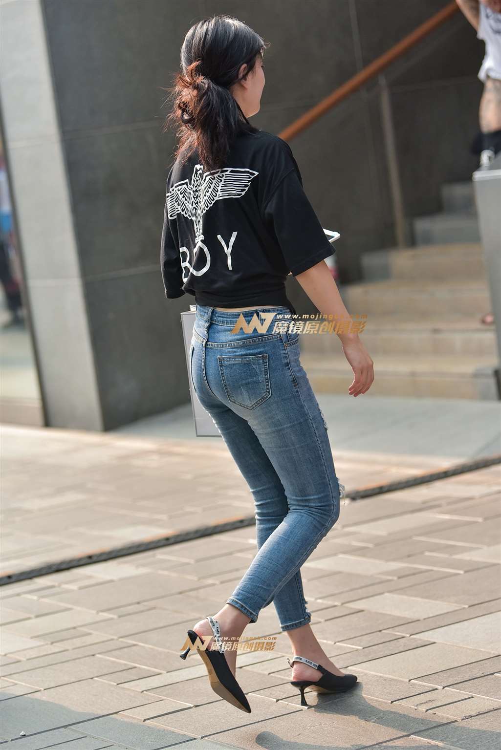 图片[2]-蓝色仔裤少妇-街拍流行馆