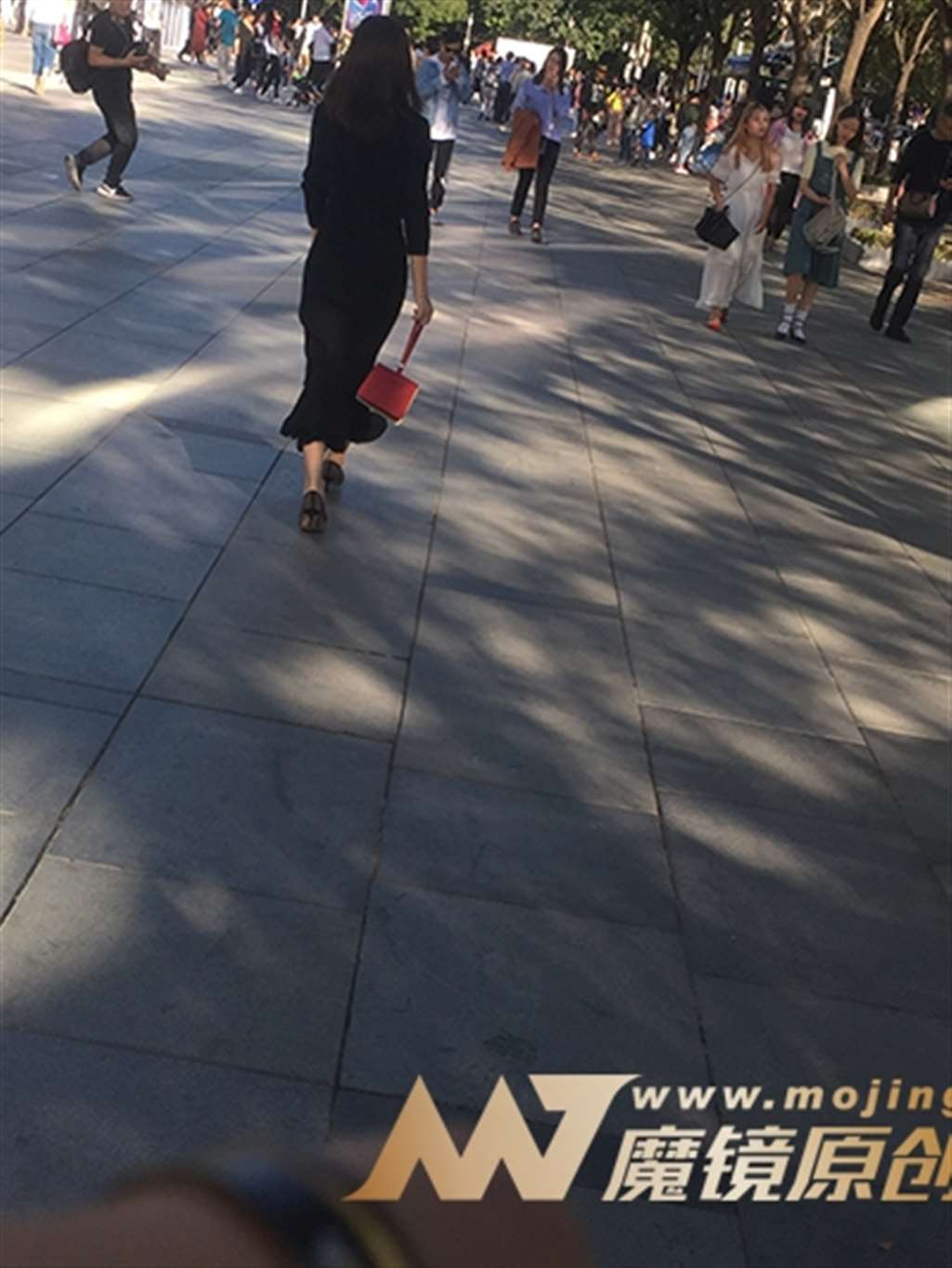 图片[3]-【红石 赛帖】黑色长裙性感气质少妇-街拍流行馆