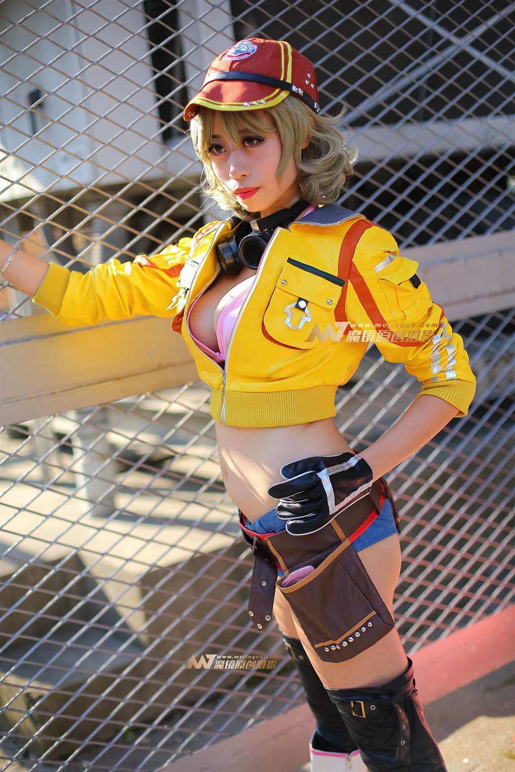 图片[4]-紧身黄色露脐装cosplay-街拍流行馆