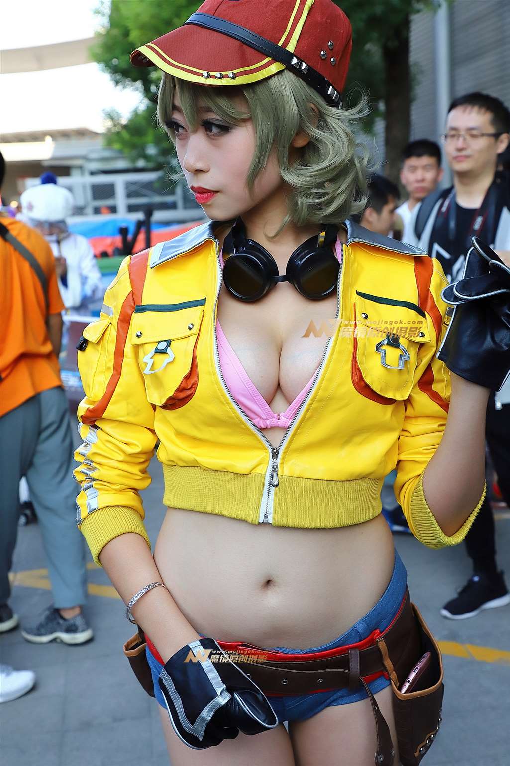 紧身黄色露脐装cosplay-街拍流行馆