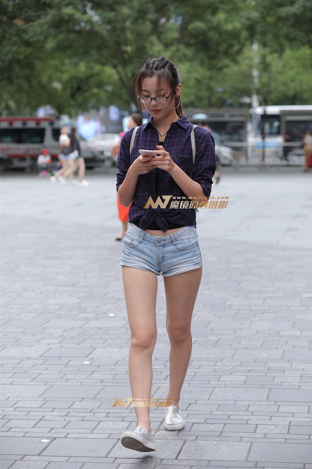 图片[1]-【视觉冲击赛贴】马尾辫，清秀热裤翘臀美眉-街拍流行馆