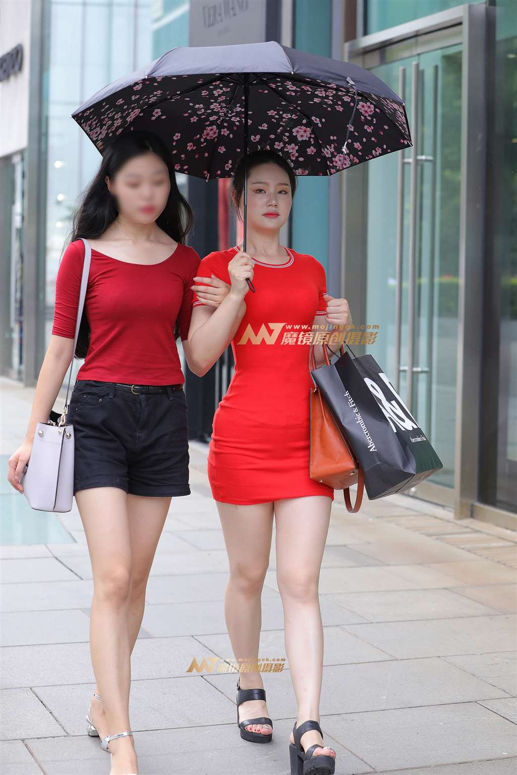 图片[1]-【视觉冲击赛贴】束腰-紧身包臀裙小姐姐-街拍流行馆