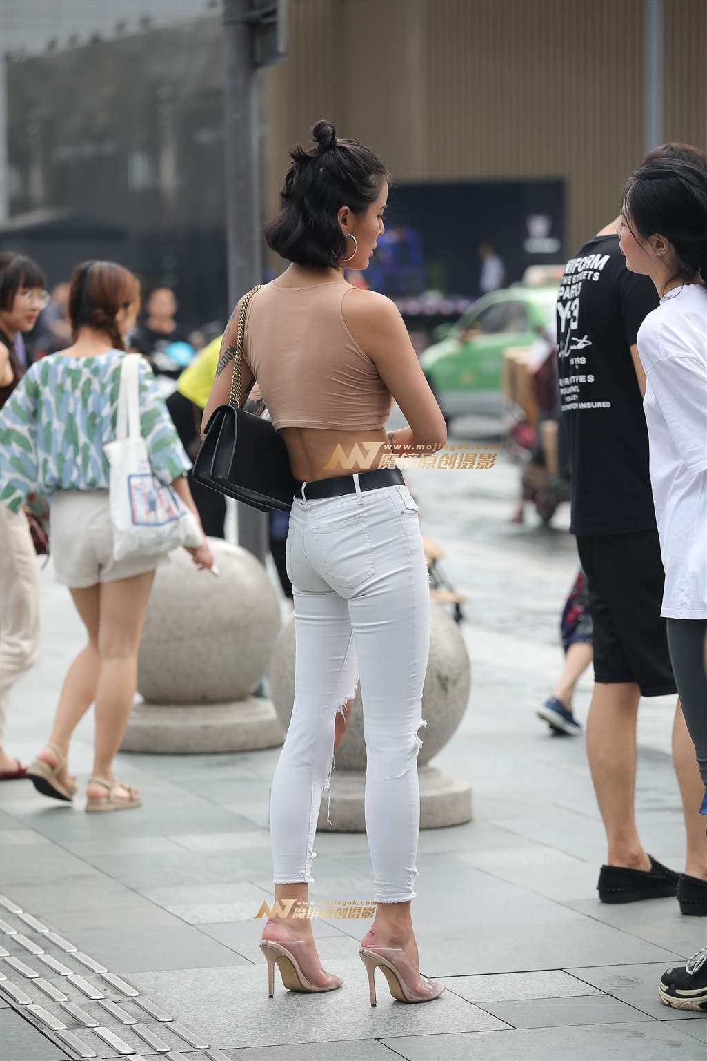 图片[2]-【凯恩赛帖】长腿紧身白裤牛仔-街拍流行馆