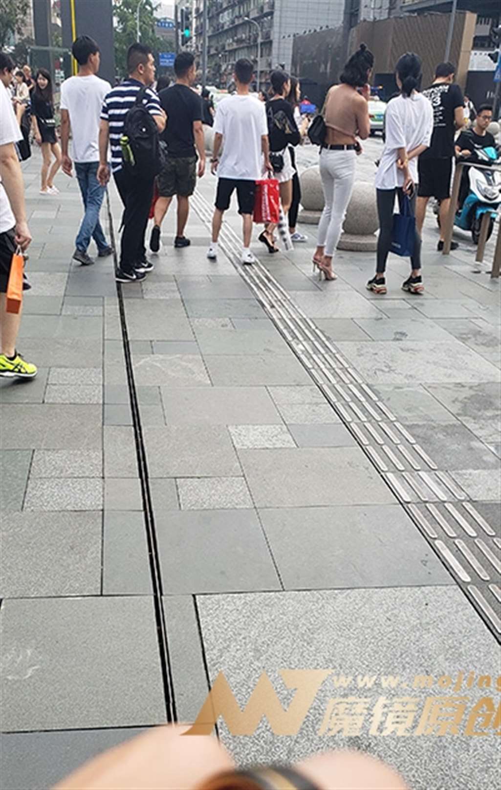 图片[3]-【凯恩赛帖】长腿紧身白裤牛仔-街拍流行馆