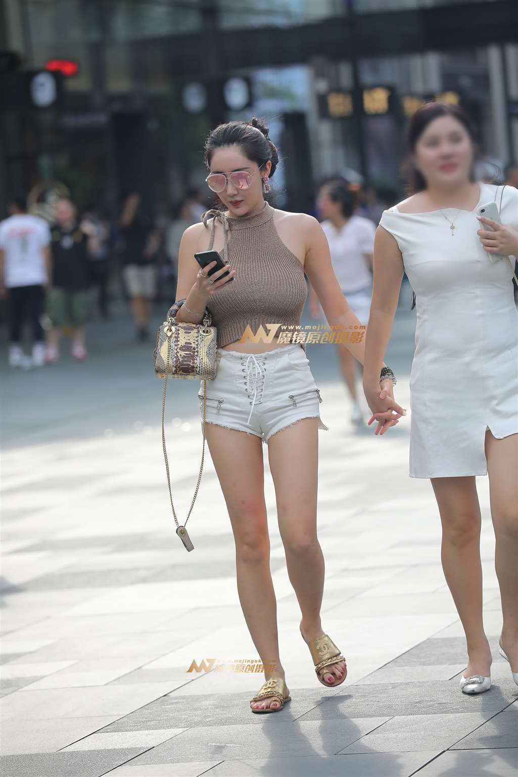 图片[1]-【凯恩赛帖】上衣这么穿还挺性感-街拍流行馆