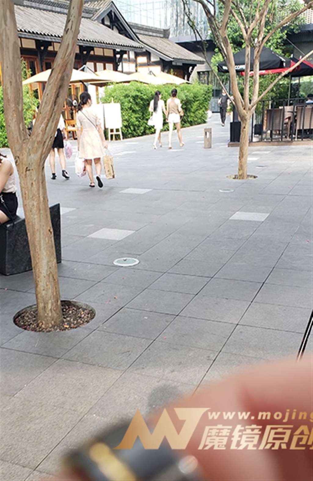 图片[3]-【凯恩赛帖】上衣这么穿还挺性感-街拍流行馆