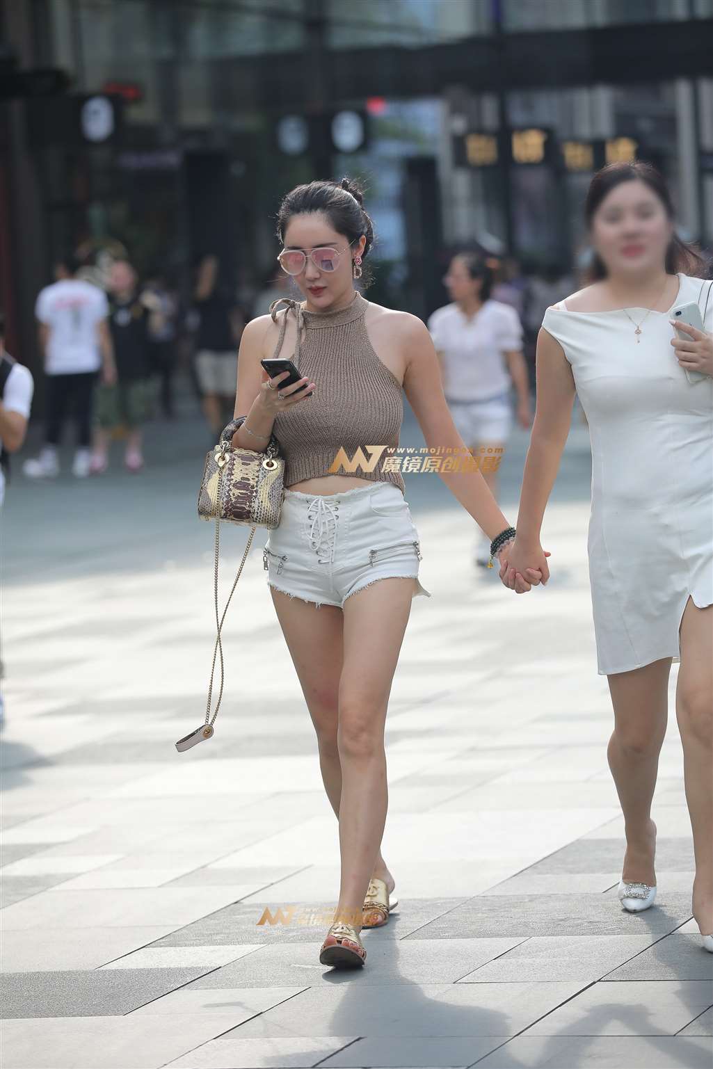 图片[5]-【凯恩赛帖】上衣这么穿还挺性感-街拍流行馆