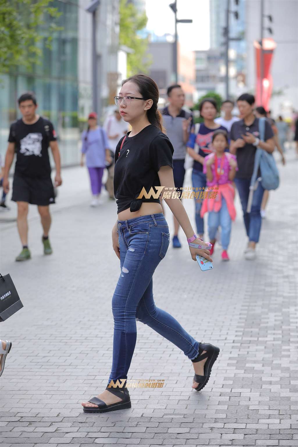 图片[1]-【视觉冲击赛贴】紧牛眼镜妹-街拍流行馆