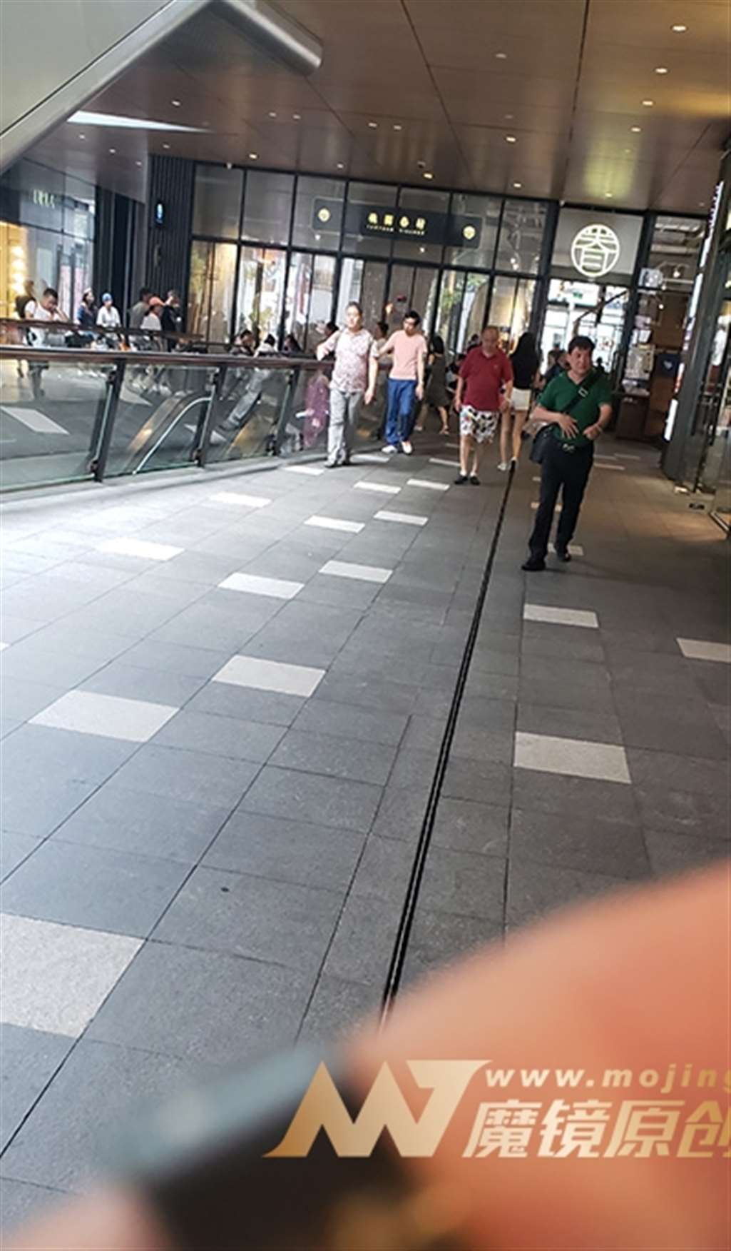 图片[3]-【凯恩赛帖】酷酷的高冷热裤美眉-街拍流行馆