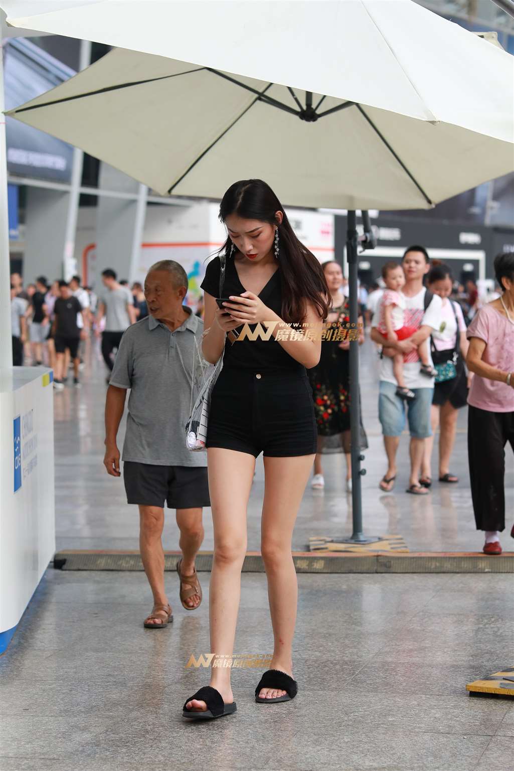 图片[4]-【凯恩赛贴】车展外的长腿妹纸-街拍流行馆