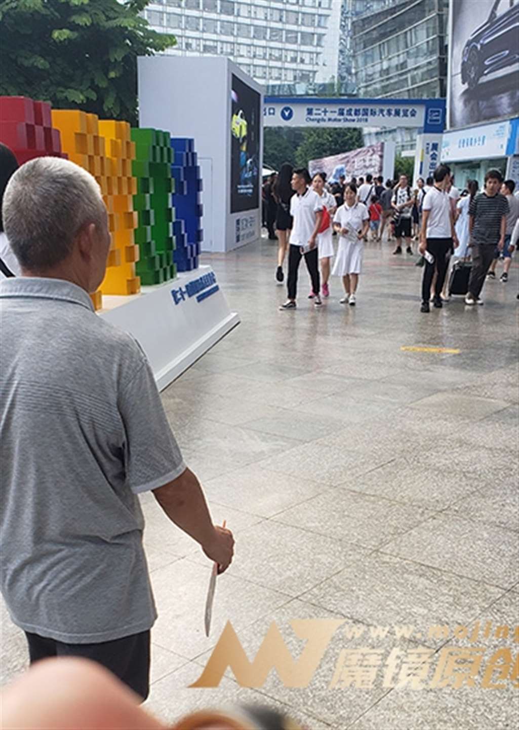 图片[3]-【凯恩赛贴】车展外的长腿妹纸-街拍流行馆