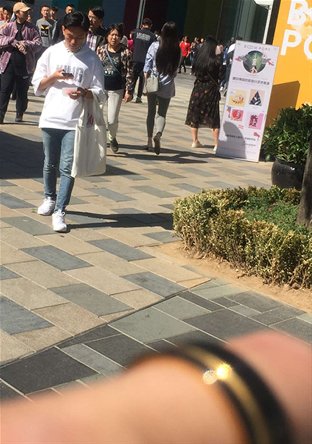 图片[3]-【红石赛帖】灰色牛仔裤美女-街拍流行馆