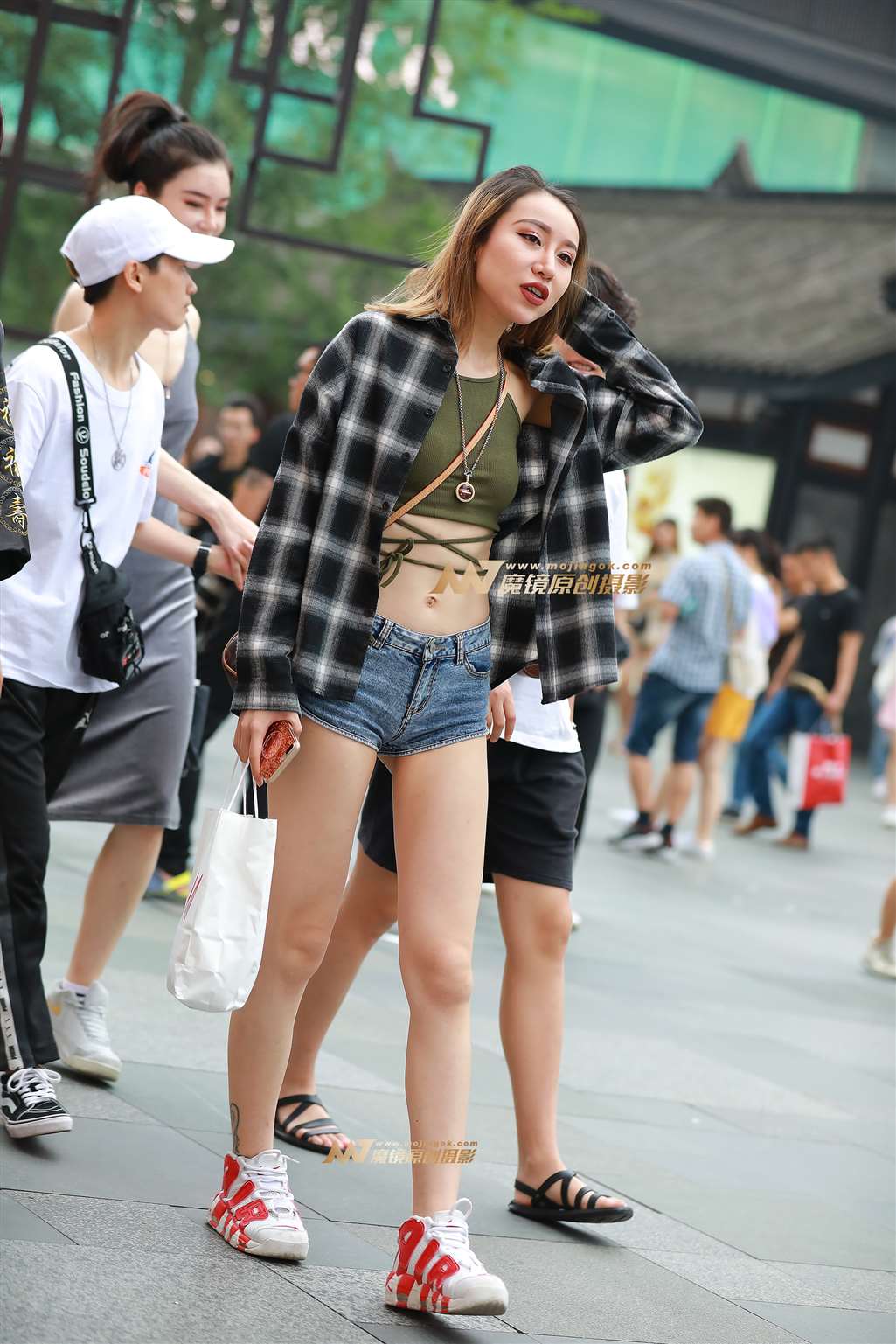图片[1]-【视觉冲击赛贴】性感肚脐，热裤妹子-街拍流行馆