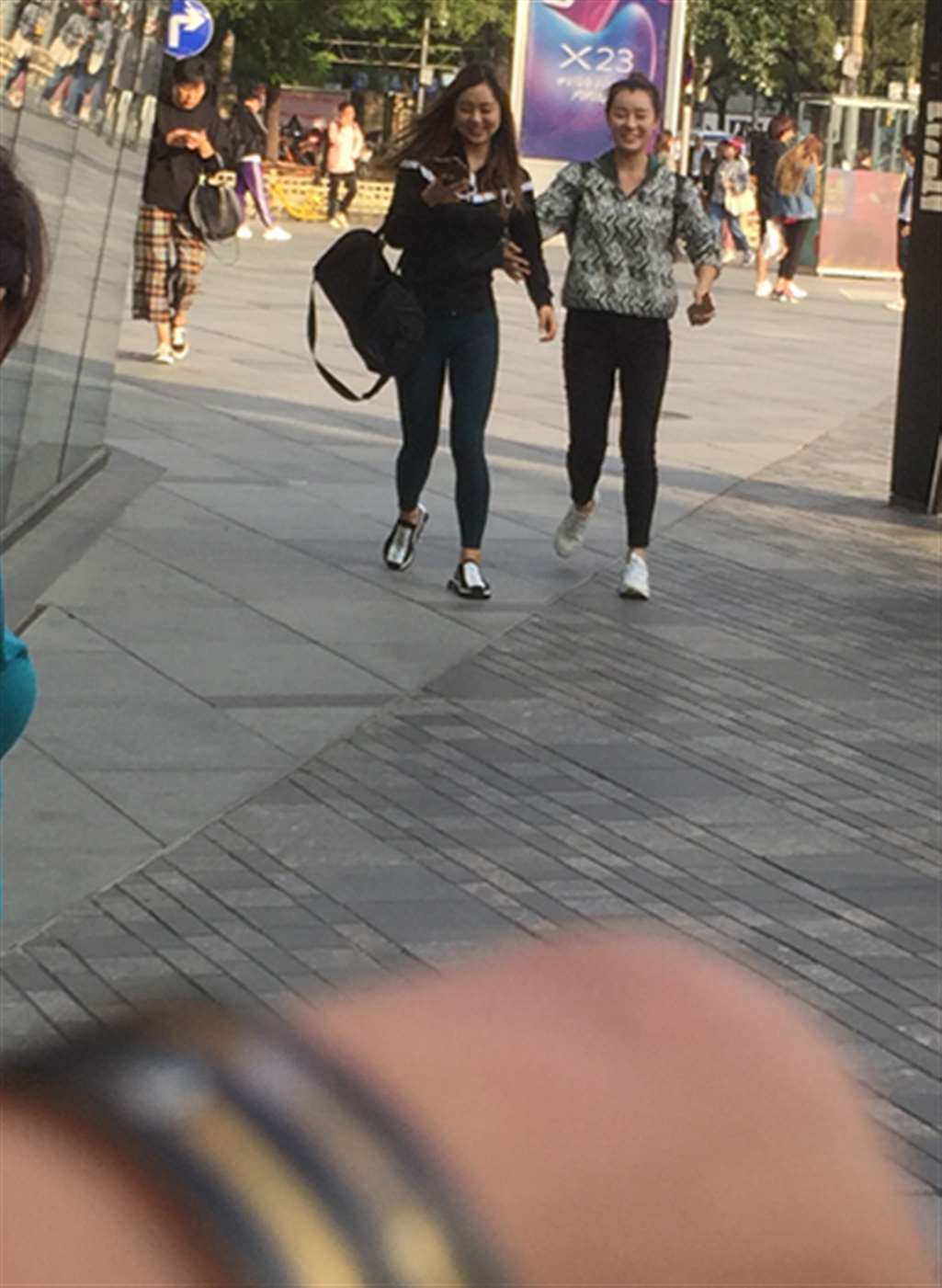 图片[3]-【红石赛帖】身材性感紧身裤美女-街拍流行馆