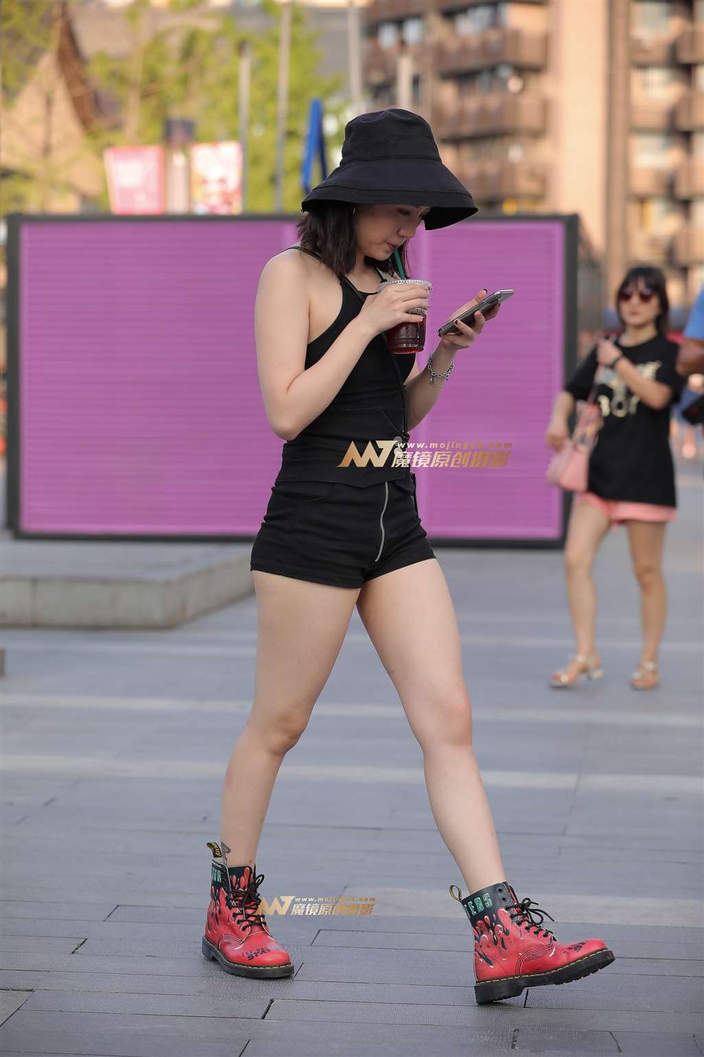 图片[1]-【凯恩赛贴】看手机的热裤女孩-街拍流行馆