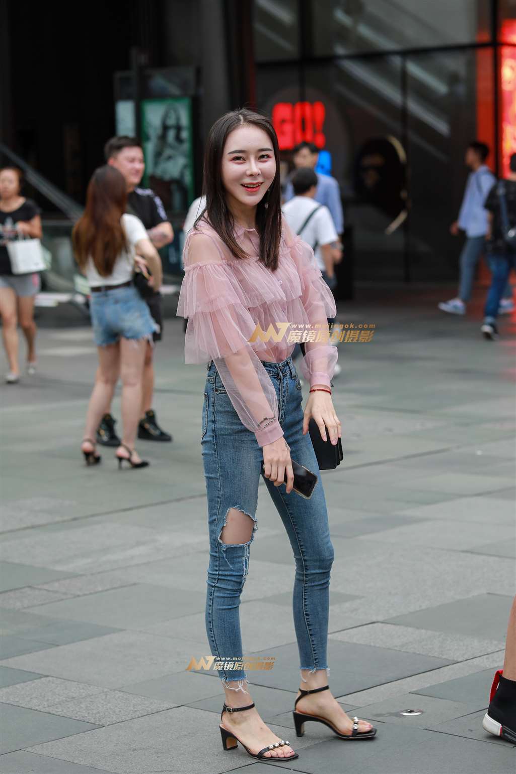 图片[1]-【凯恩赛贴】甜美紧牛美女-街拍流行馆