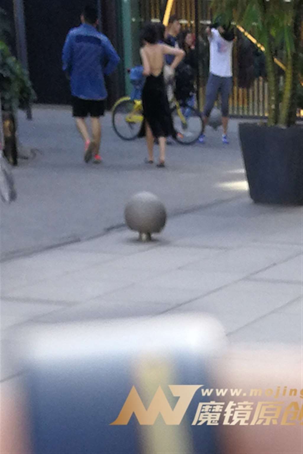 图片[3]-【小默赛帖】第1332篇吊带露背美女-街拍流行馆