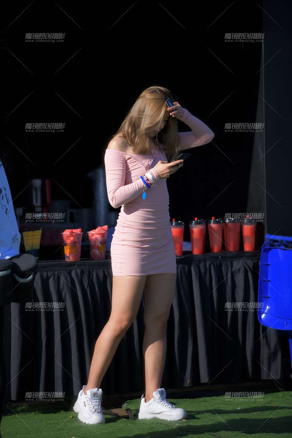 图片[1]-性感粉色包臀裙美女-街拍流行馆