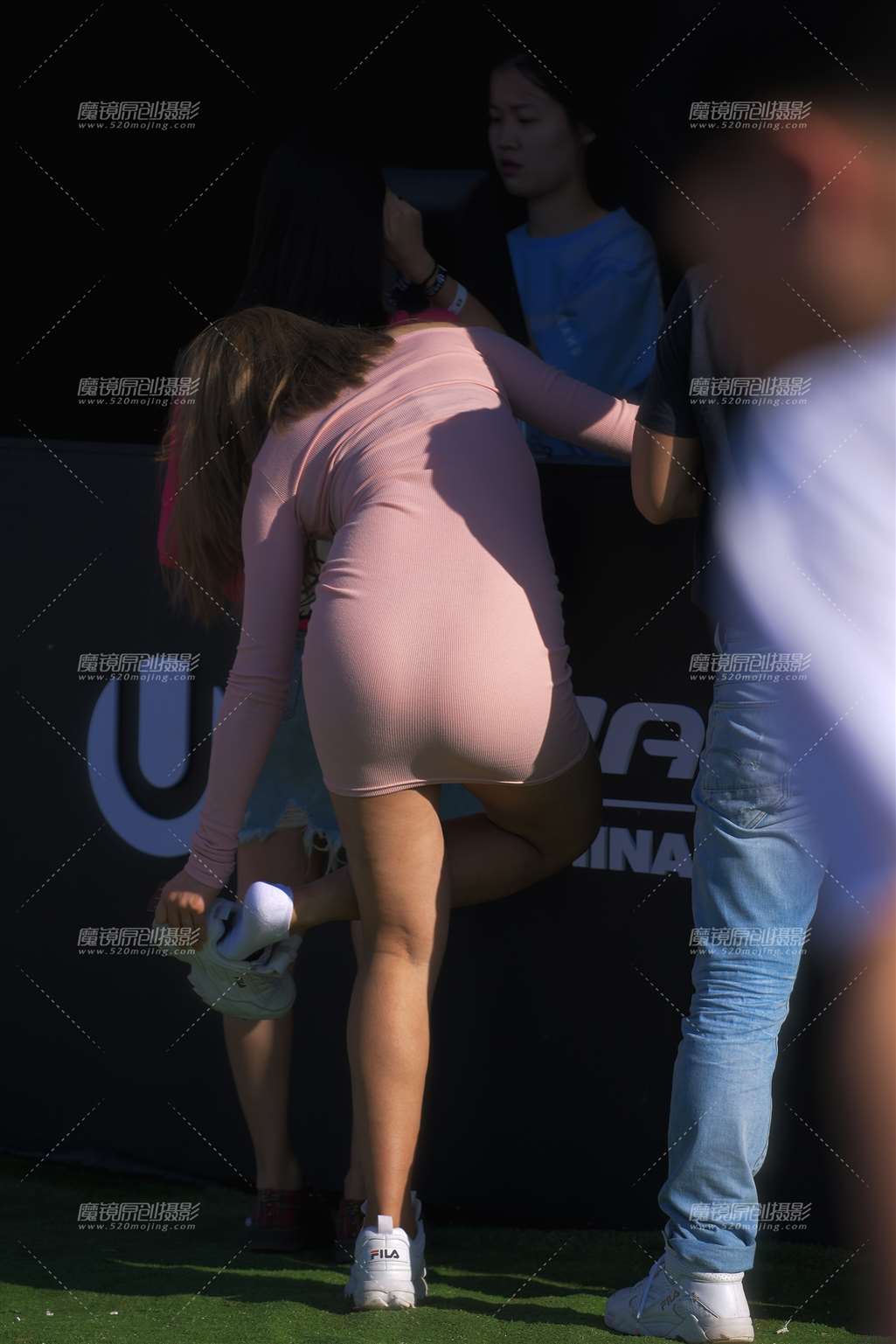 图片[2]-性感粉色包臀裙美女-街拍流行馆
