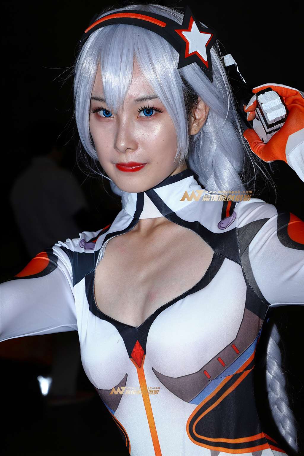 图片[4]-持枪紧身装coser-街拍流行馆