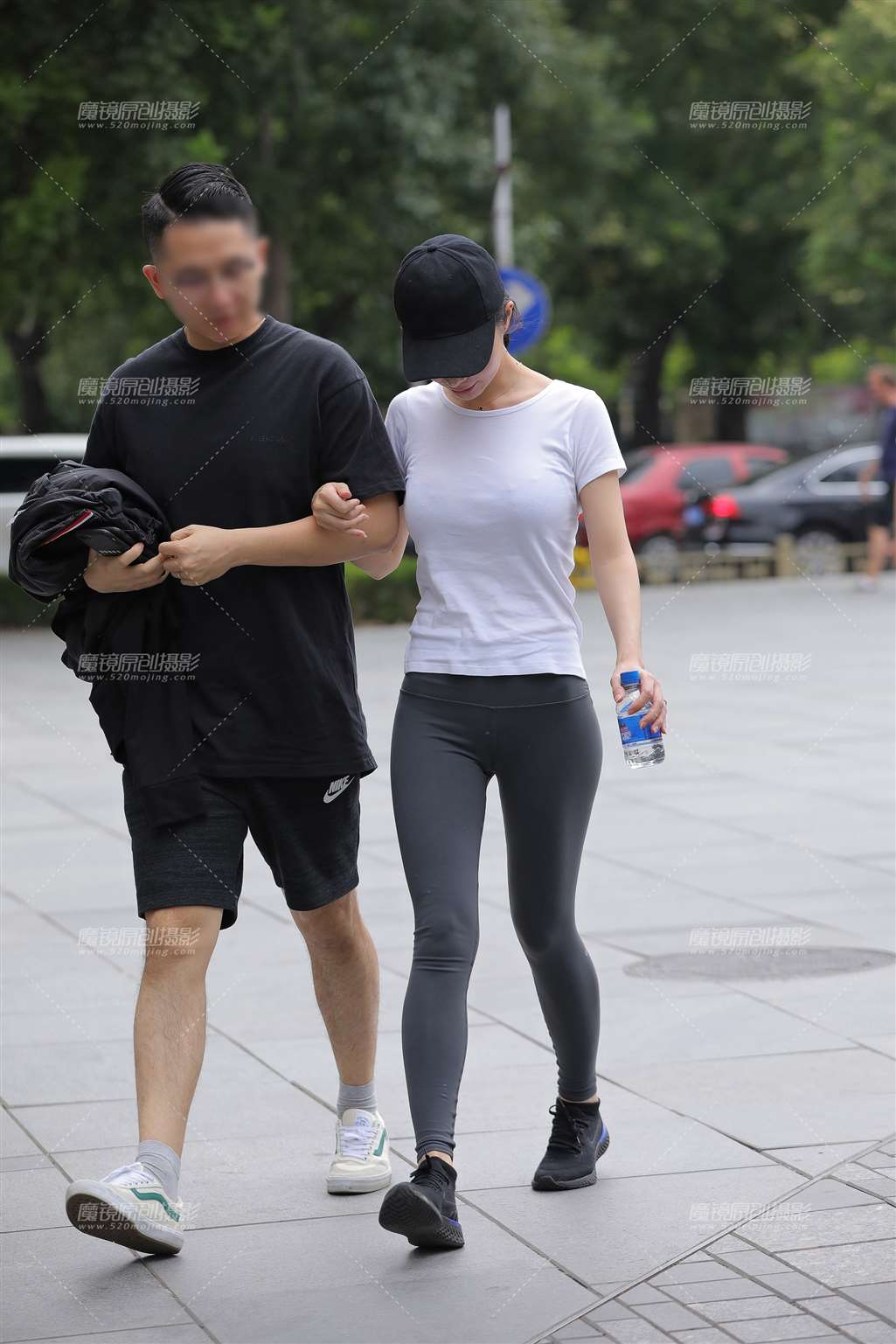 图片[3]-鸭舌帽，灰色瑜伽裤女友-街拍流行馆