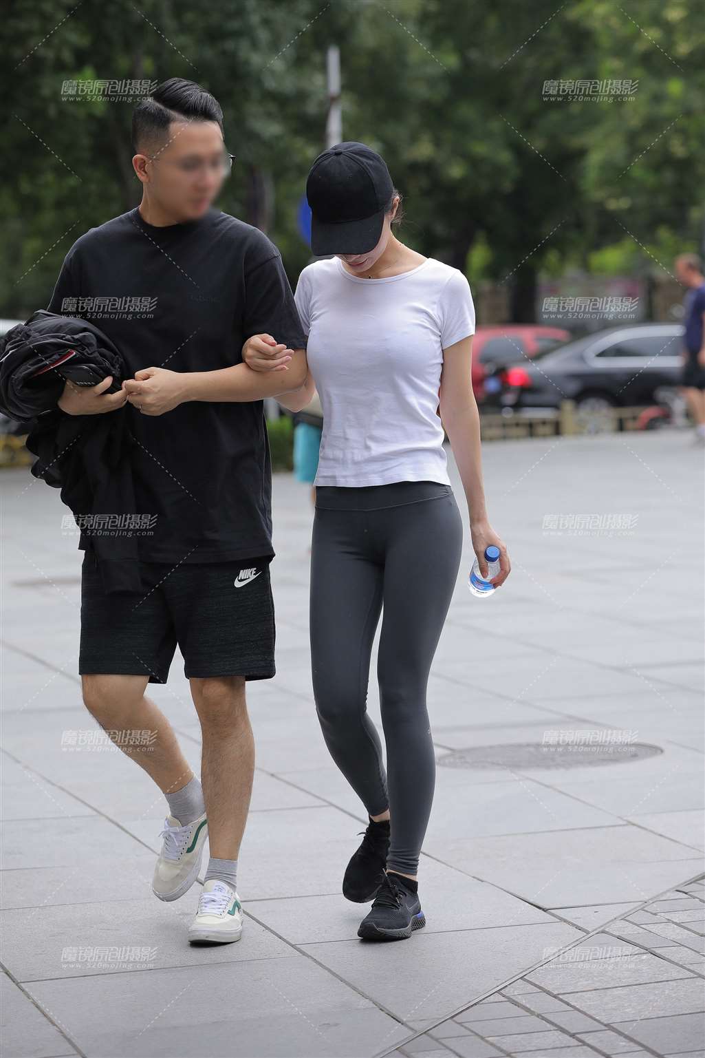 图片[4]-鸭舌帽，灰色瑜伽裤女友-街拍流行馆