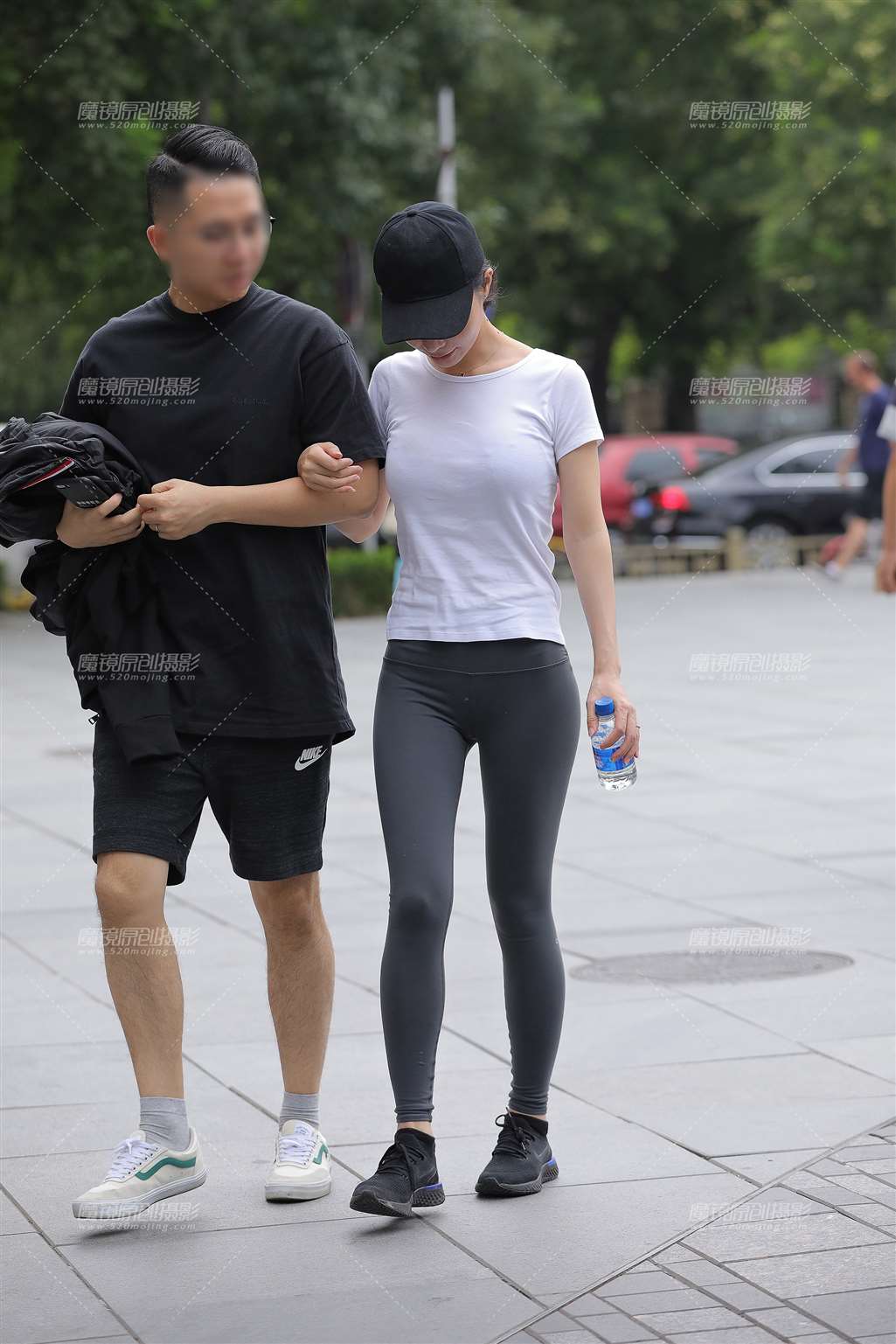 图片[5]-鸭舌帽，灰色瑜伽裤女友-街拍流行馆