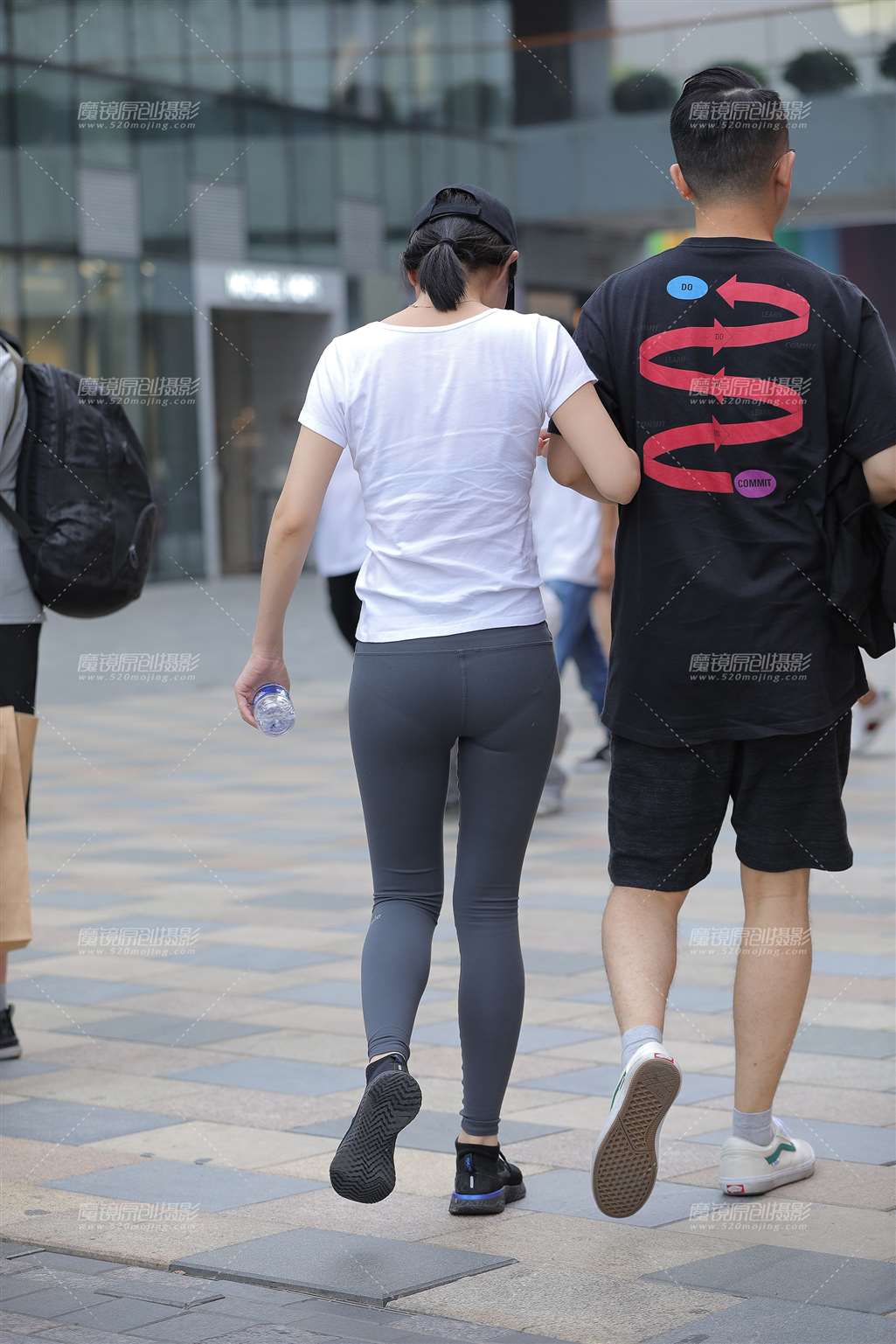 图片[2]-鸭舌帽，灰色瑜伽裤女友-街拍流行馆