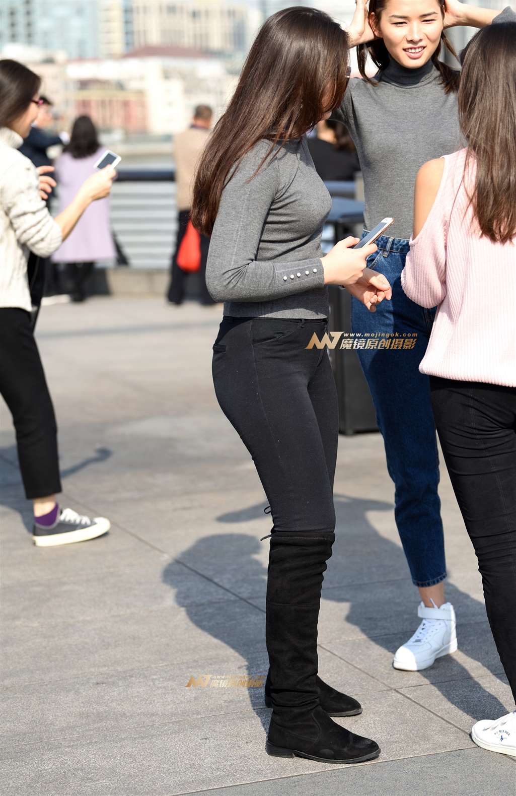 图片[1]-丰腴紧牛黑裤美女-街拍流行馆