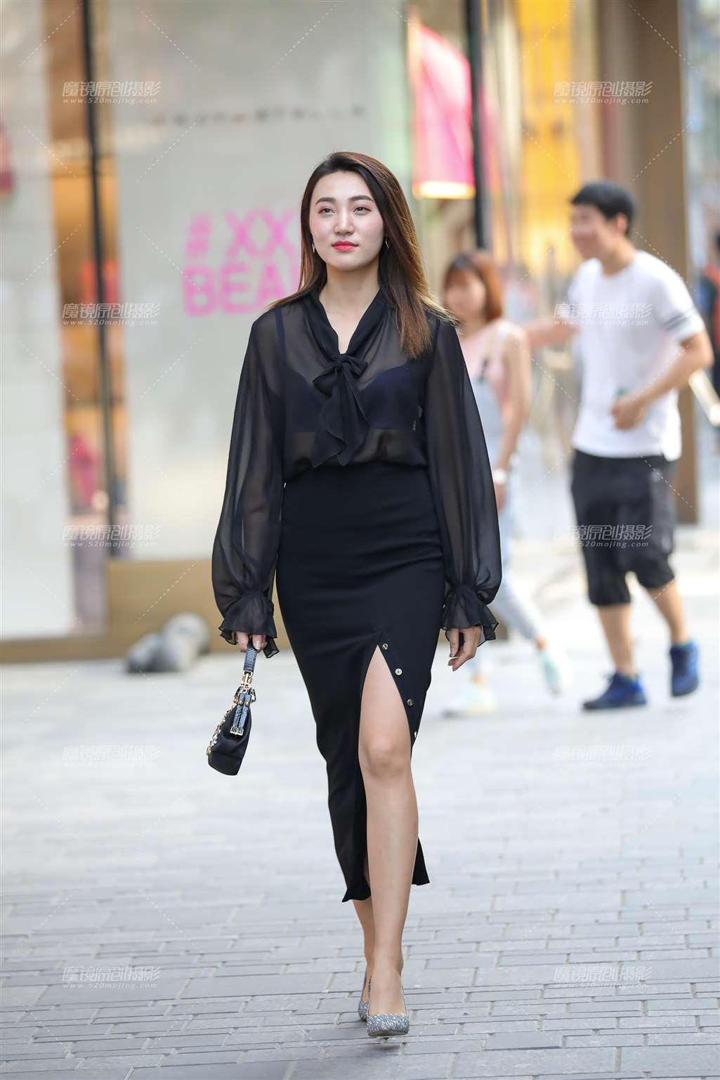 图片[1]-漂亮明艳的性感美女-街拍流行馆