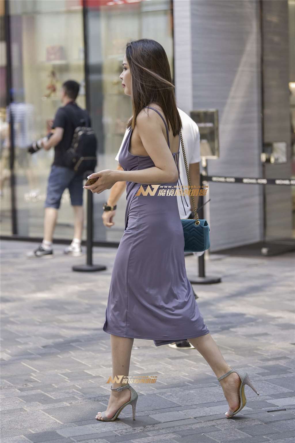 图片[1]-时尚性感的吊带裙美女-街拍流行馆
