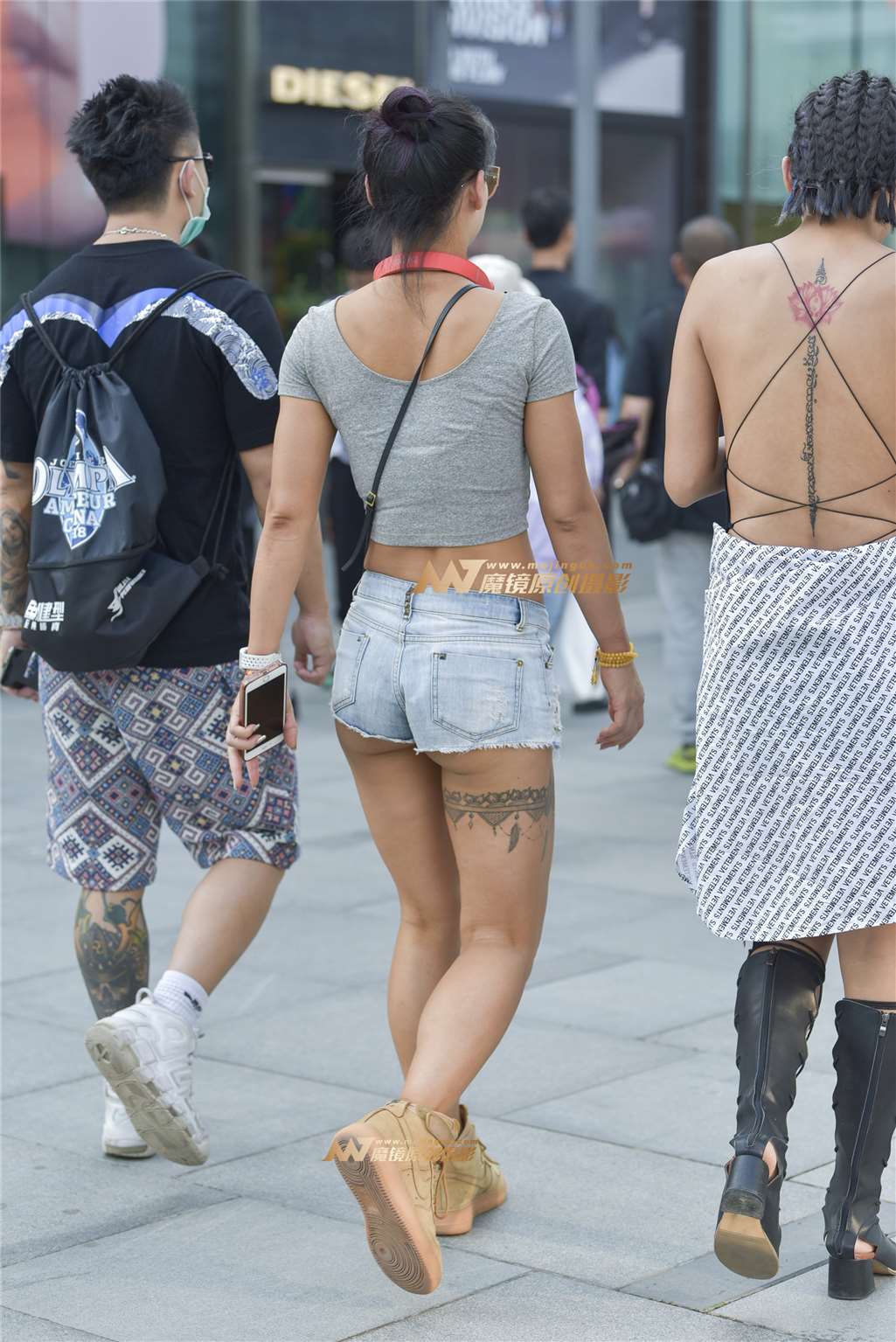 图片[1]-低腰热裤女-街拍流行馆