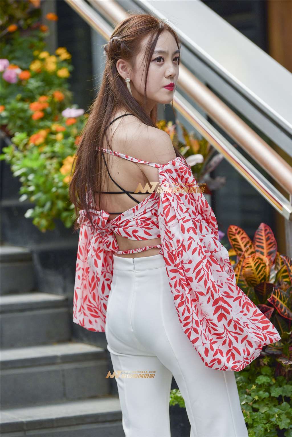 图片[4]-时尚一字肩白色喇叭裤美女-街拍流行馆