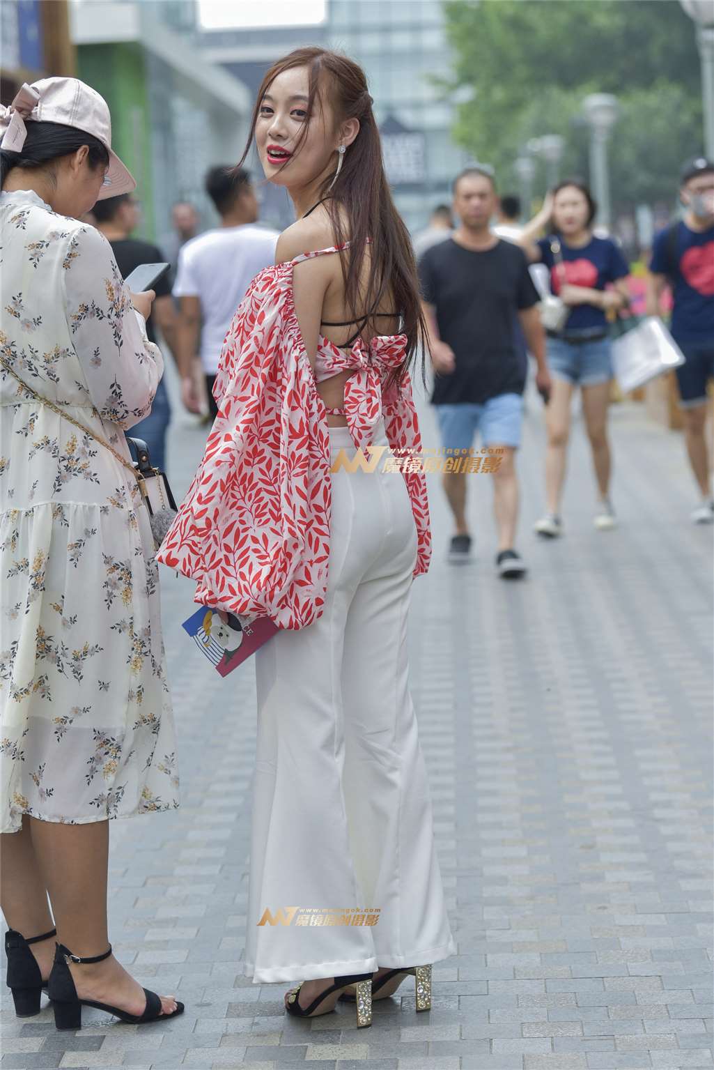图片[1]-时尚一字肩白色喇叭裤美女-街拍流行馆