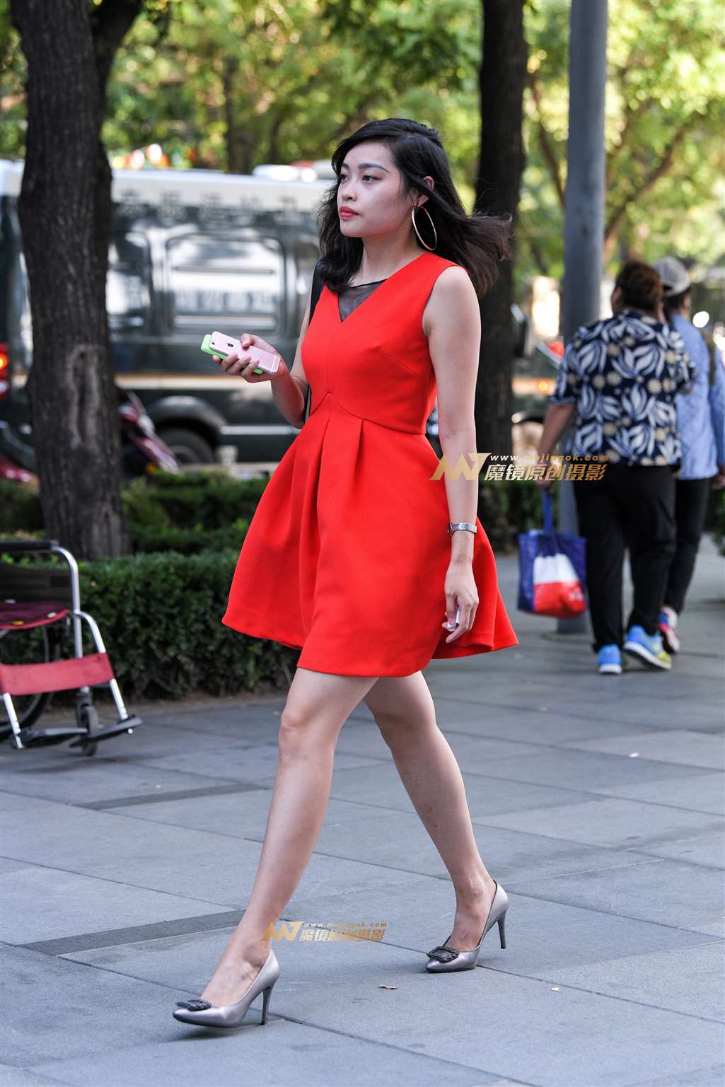 图片[1]-红裙高跟鞋美女-街拍流行馆