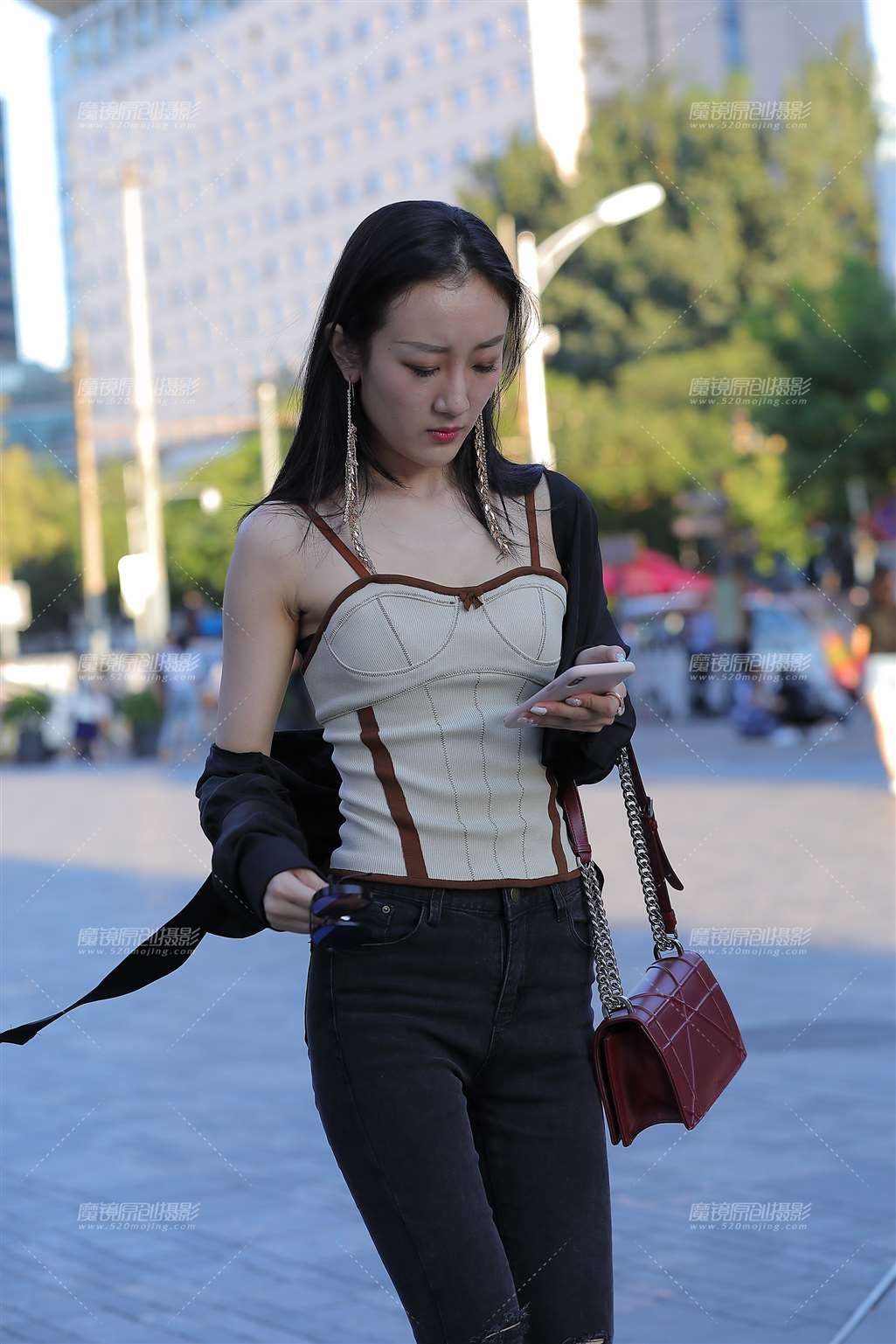 图片[1]-苗条而翘臀的紧牛小姐姐-街拍流行馆