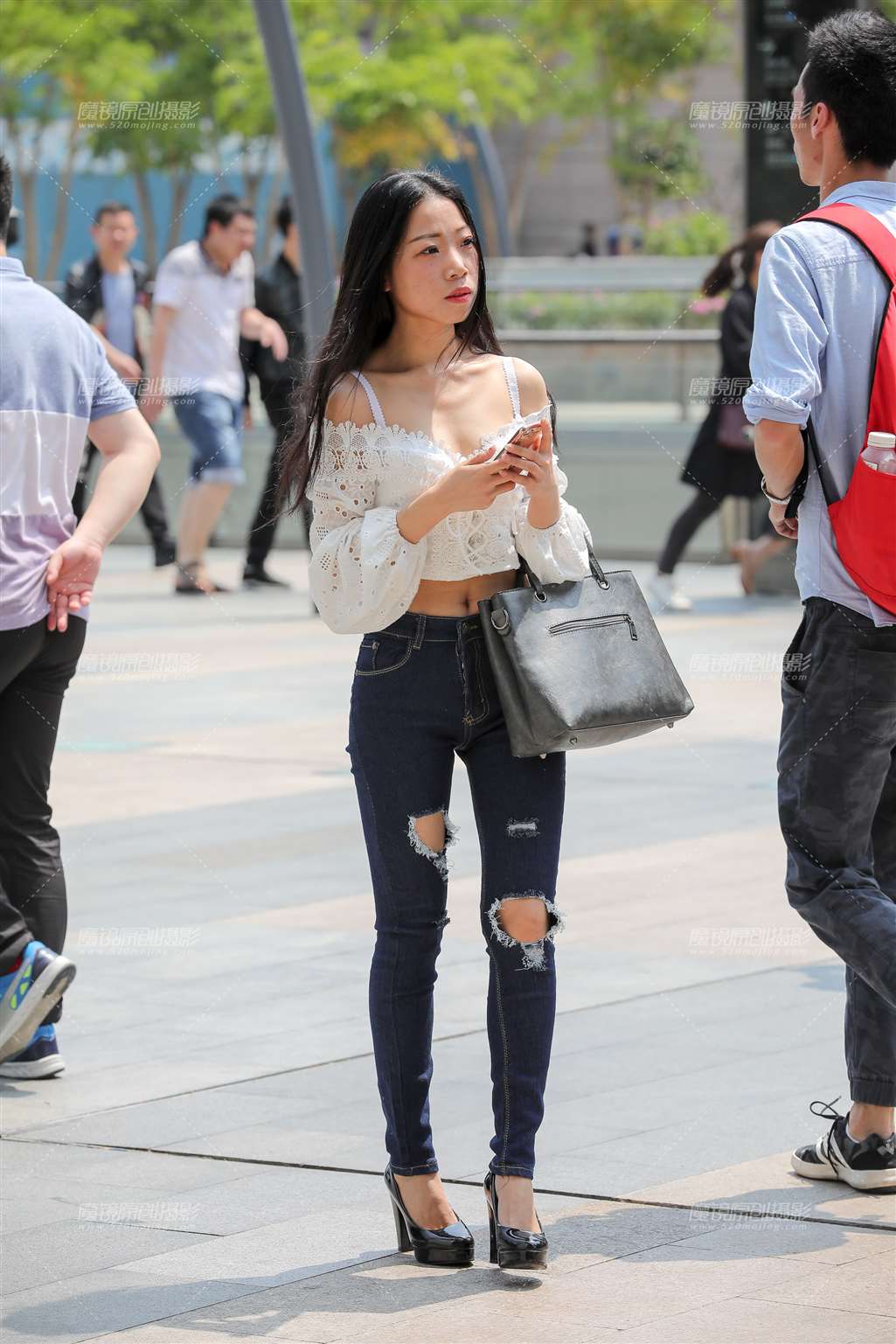 图片[1]-苗条细腰牛仔美眉-街拍流行馆