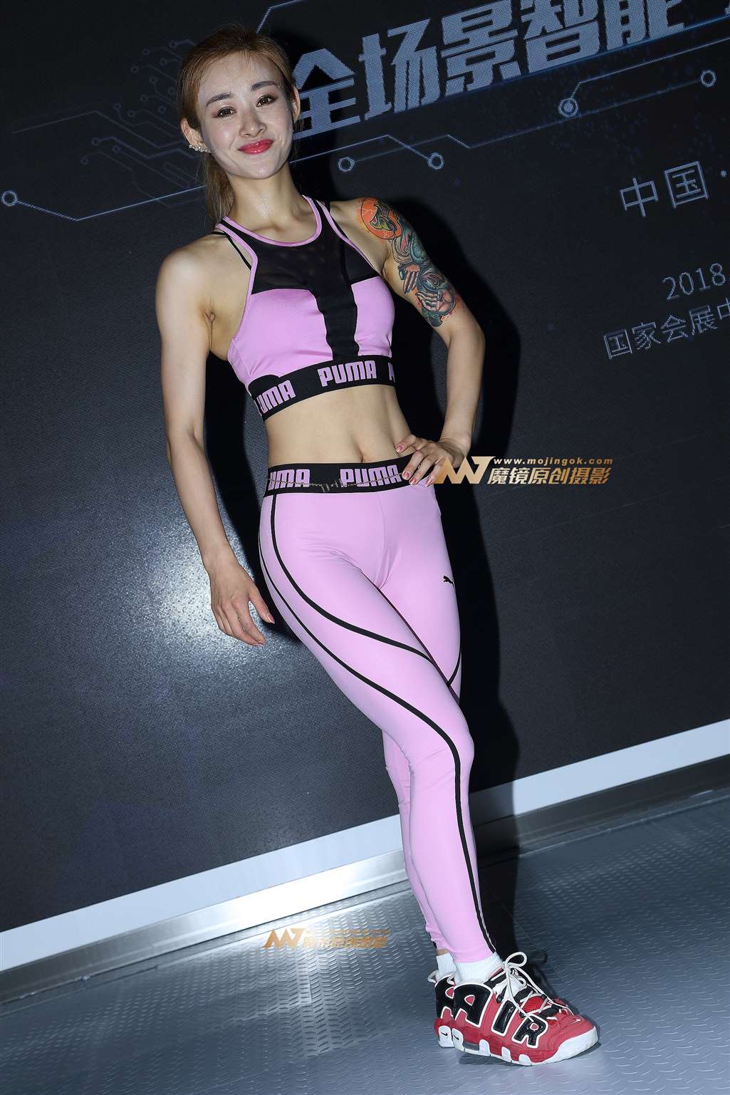 图片[1]-玩运动球的火辣美女-街拍流行馆