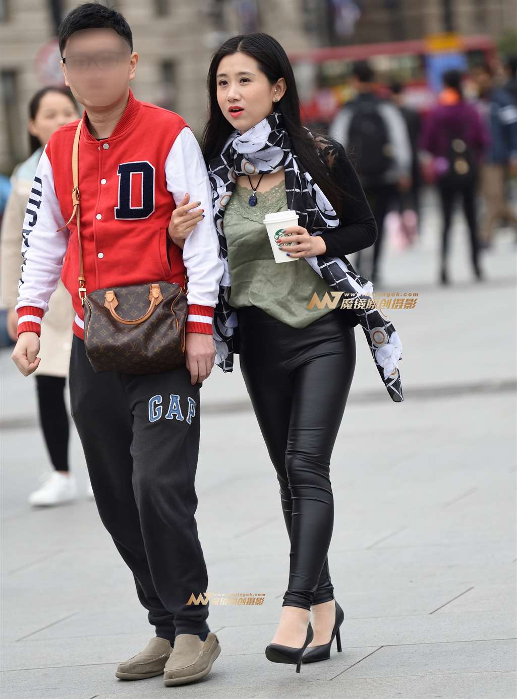 图片[1]-初冬，皮裤妹子登场-街拍流行馆