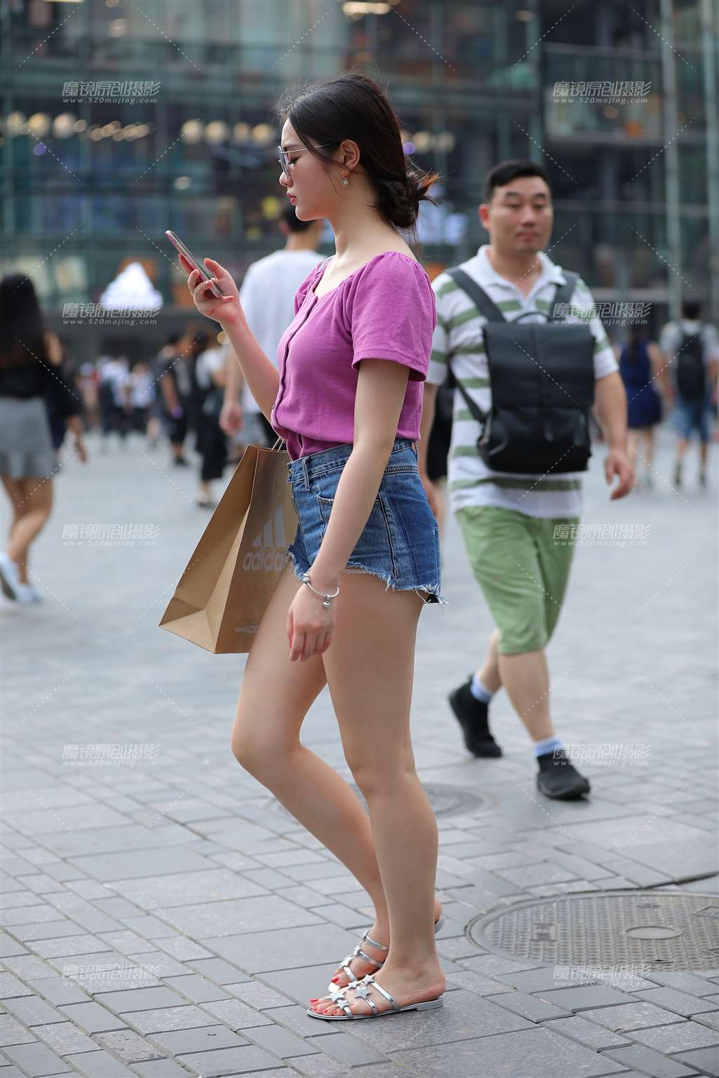 图片[4]-大白腿，拉链热裤美眉-街拍流行馆