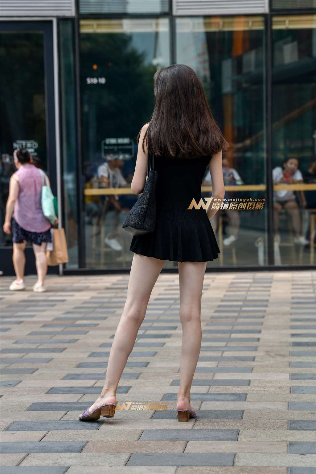 图片[2]-黑短裙长腿美女-街拍流行馆