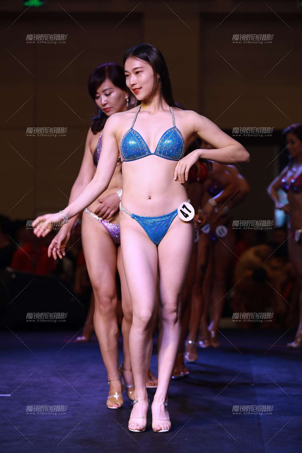图片[1]-肤白貌美的比基尼美眉-街拍流行馆