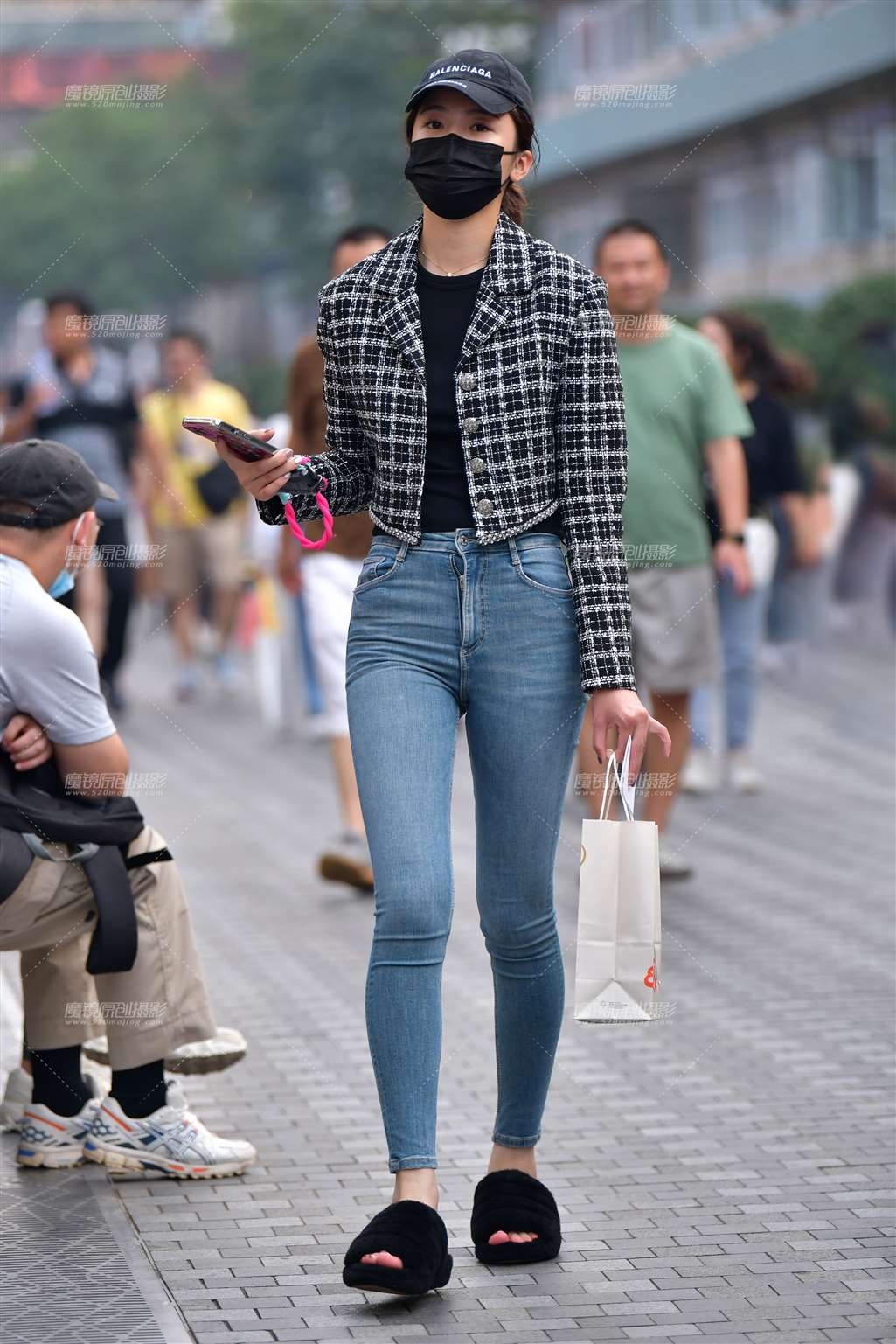 图片[1]-苗条紧身牛仔裤美女-街拍流行馆
