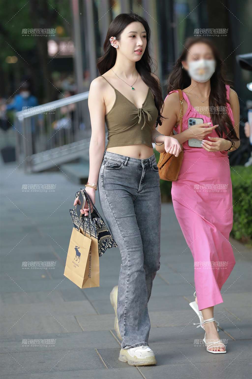 图片[4]-【玻璃街拍】灰色牛仔裤小姐姐-街拍流行馆