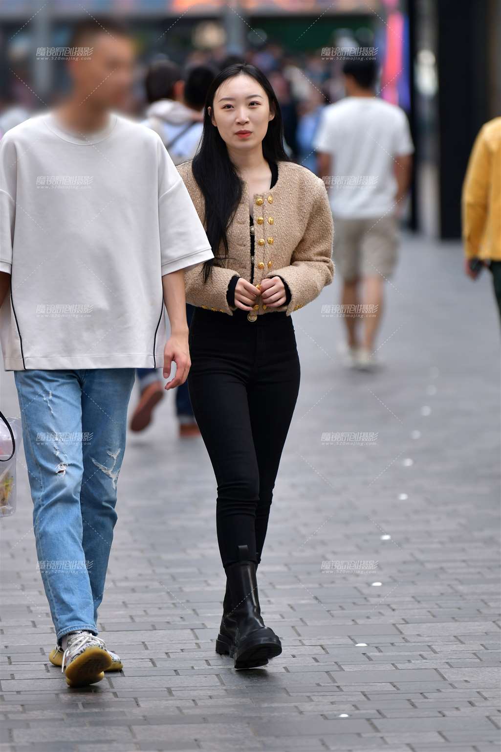 图片[1]-微微丰腴黑色牛仔裤美女-街拍流行馆